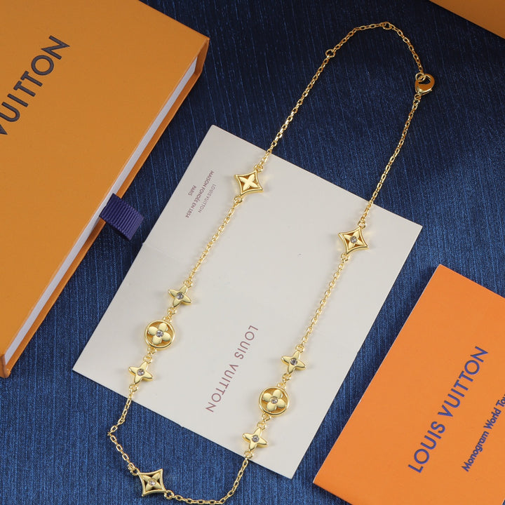 3 Color Clover Sweater Necklace
