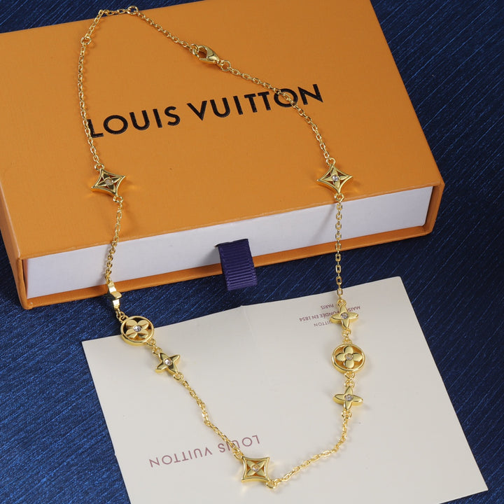 3 Color Clover Sweater Necklace