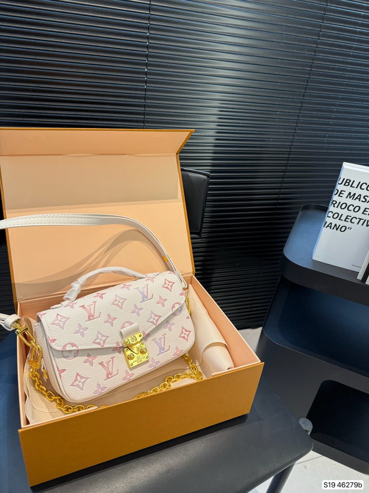 Boutique four-leaf clover printed tote bag