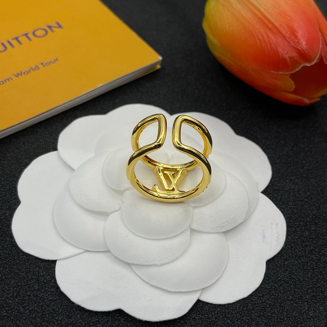 Elegant two-tone gemstone ring