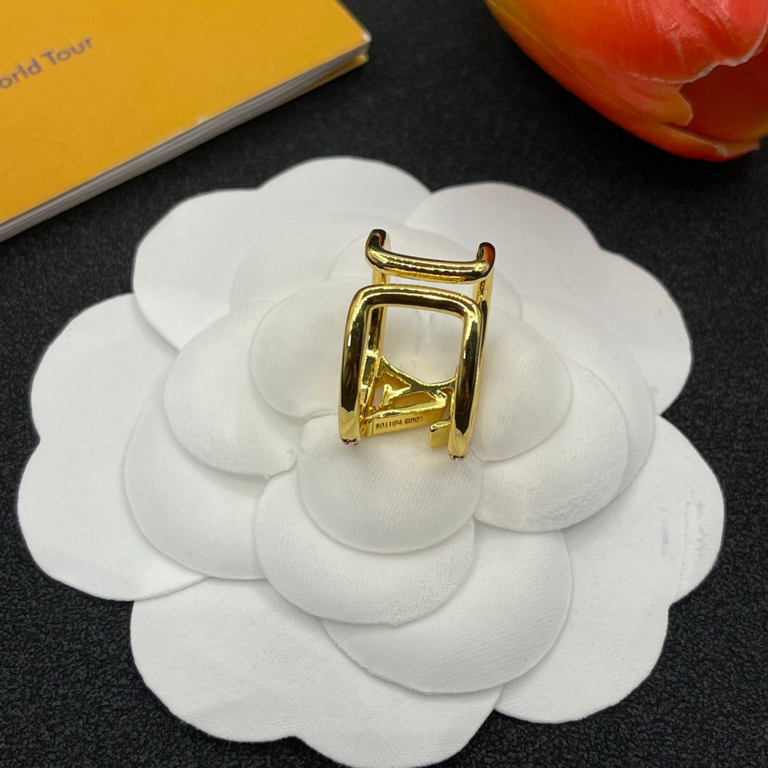 Elegant two-tone gemstone ring