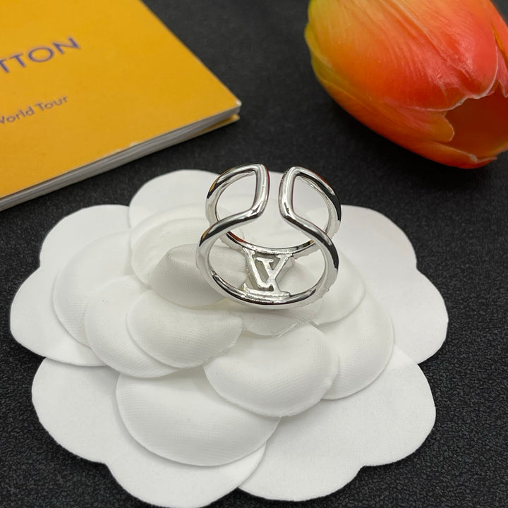 Elegant two-tone gemstone ring