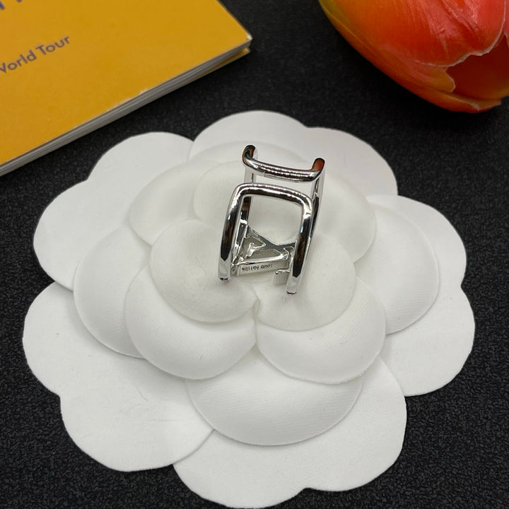 Elegant two-tone gemstone ring