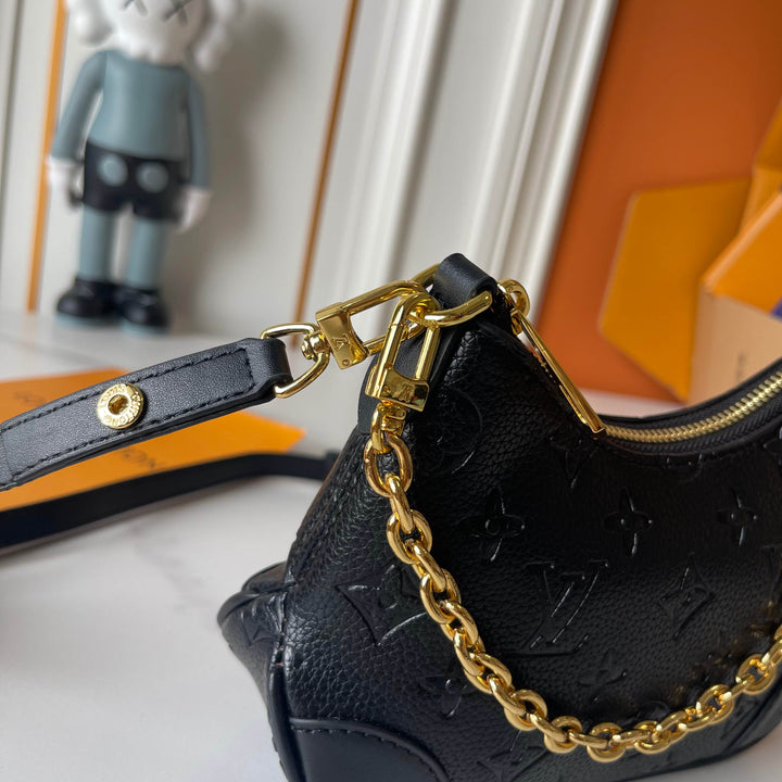 Four-leaf clover mini horn handbag