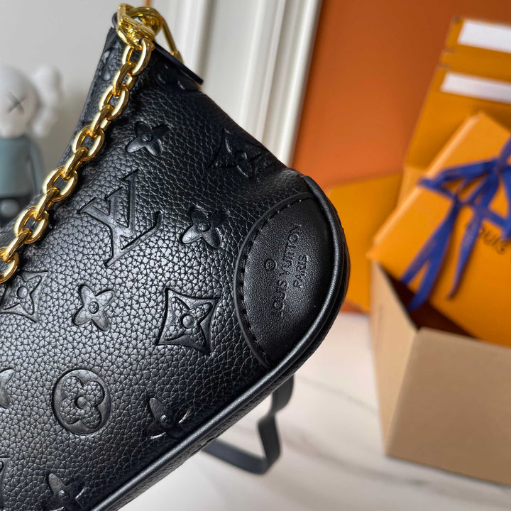 Four-leaf clover mini horn handbag
