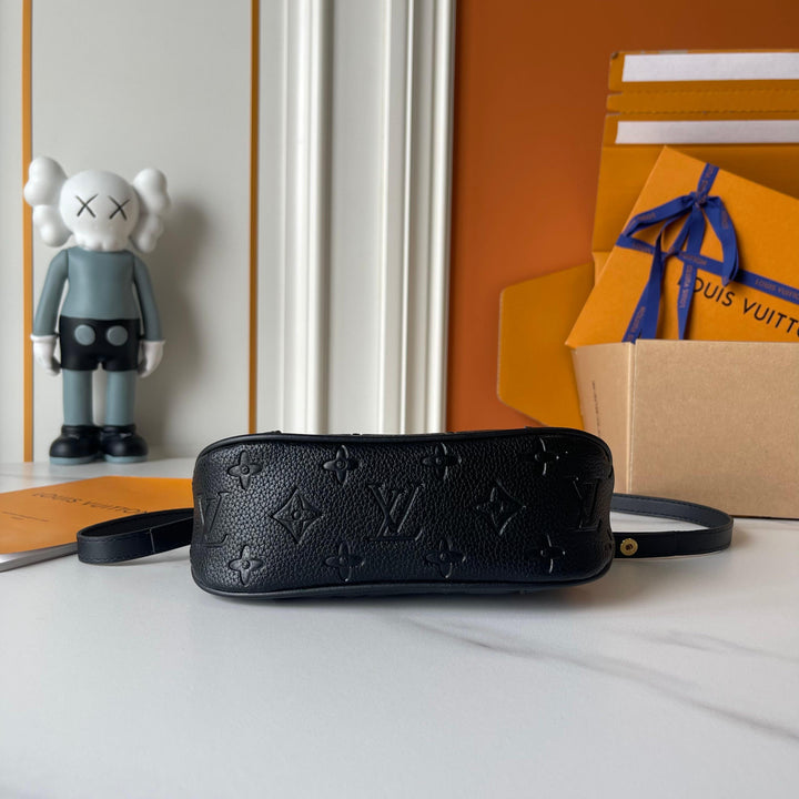 Four-leaf clover mini horn handbag