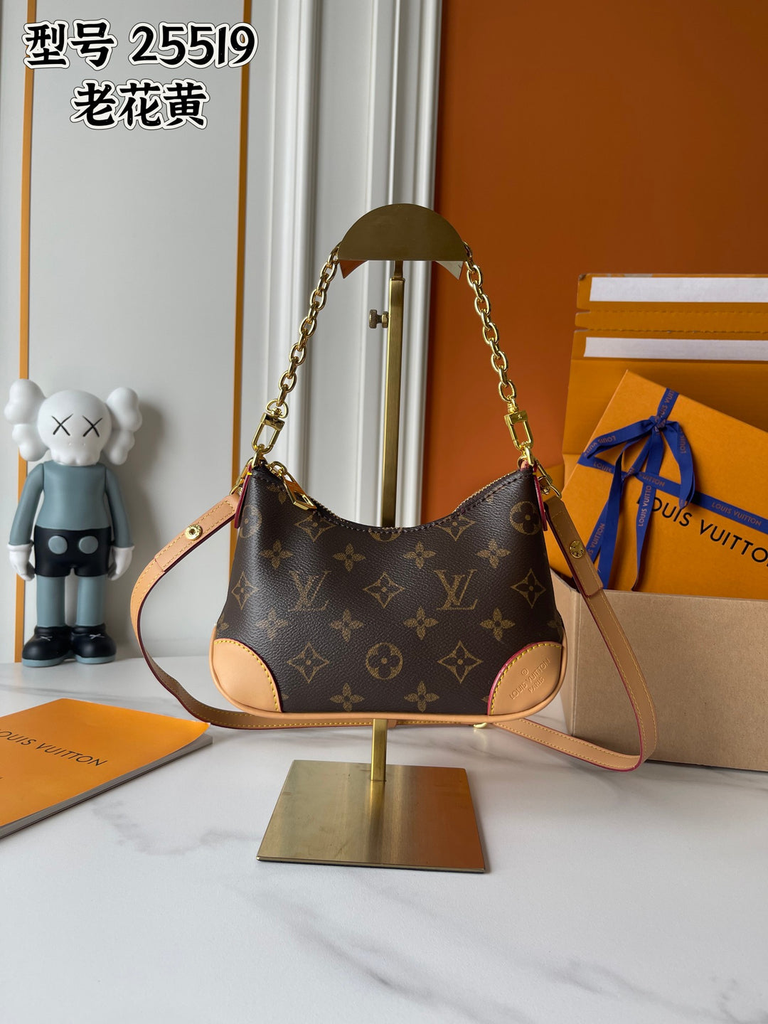 Two-tone four-leaf clover print horn handbag