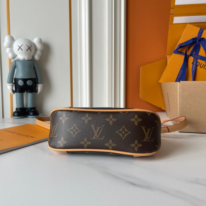Two-tone four-leaf clover print horn handbag
