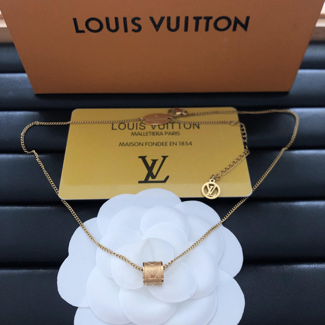 Fashionable Gold Chain Pendant Necklace