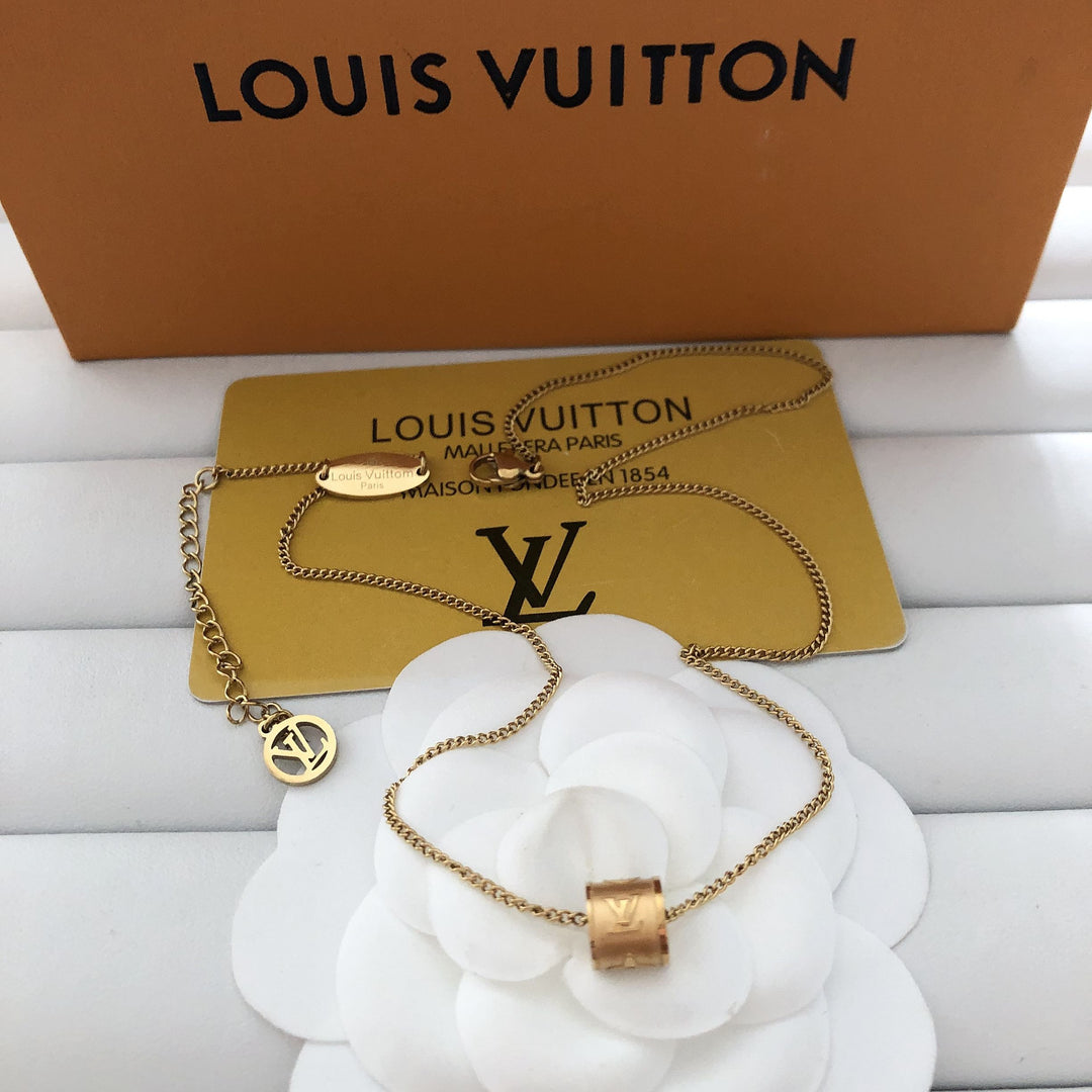 Fashionable Gold Chain Pendant Necklace