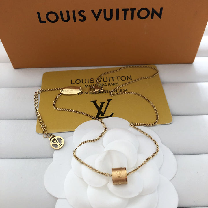 Fashionable Gold Chain Pendant Necklace
