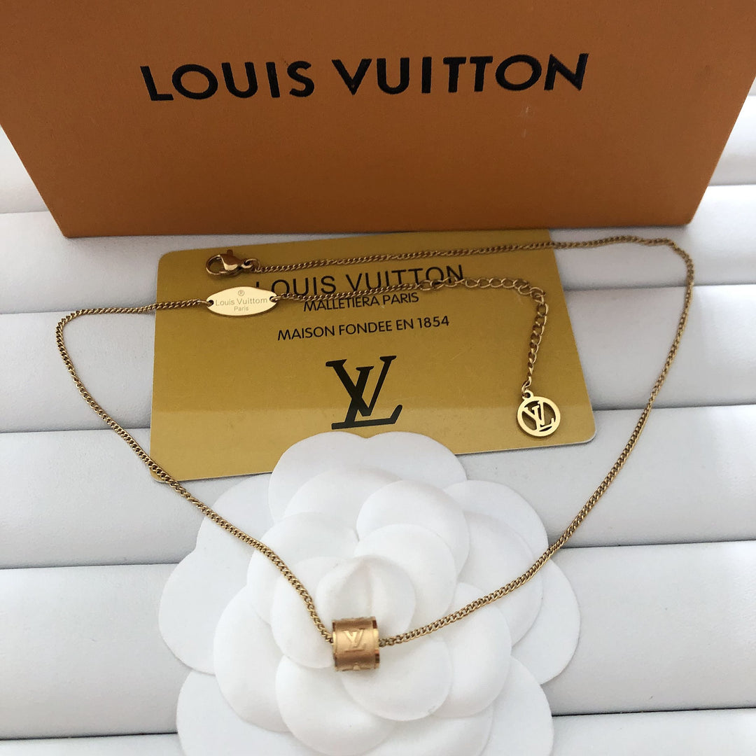 Fashionable Gold Chain Pendant Necklace