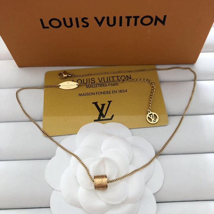 Fashionable Gold Chain Pendant Necklace