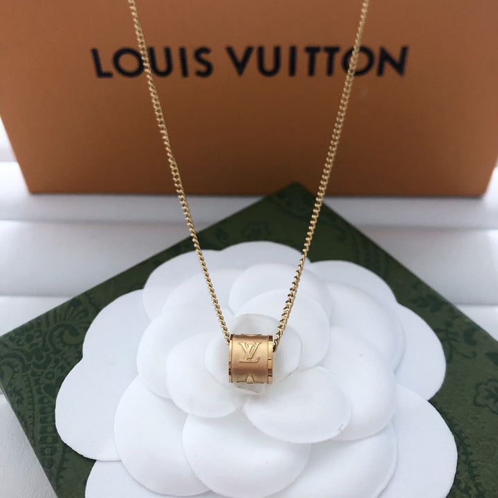 Fashionable Gold Chain Pendant Necklace