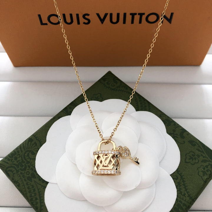 Fashionable Gold Chain Pendant Necklace