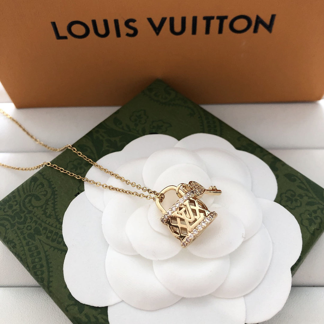 Fashionable Gold Chain Pendant Necklace