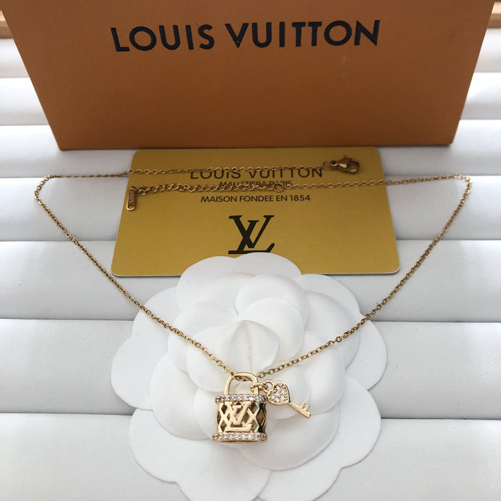 Fashionable Gold Chain Pendant Necklace