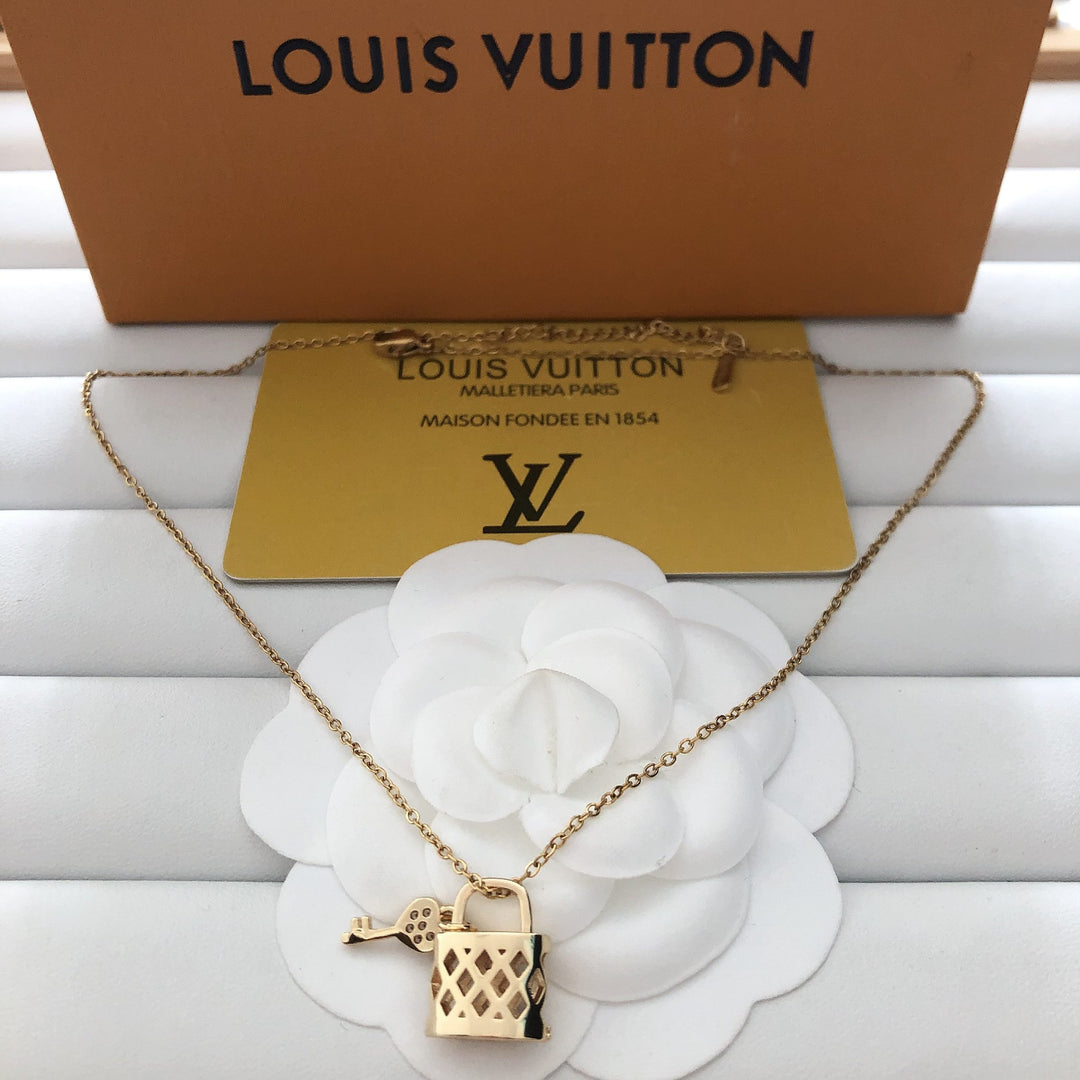 Fashionable Gold Chain Pendant Necklace