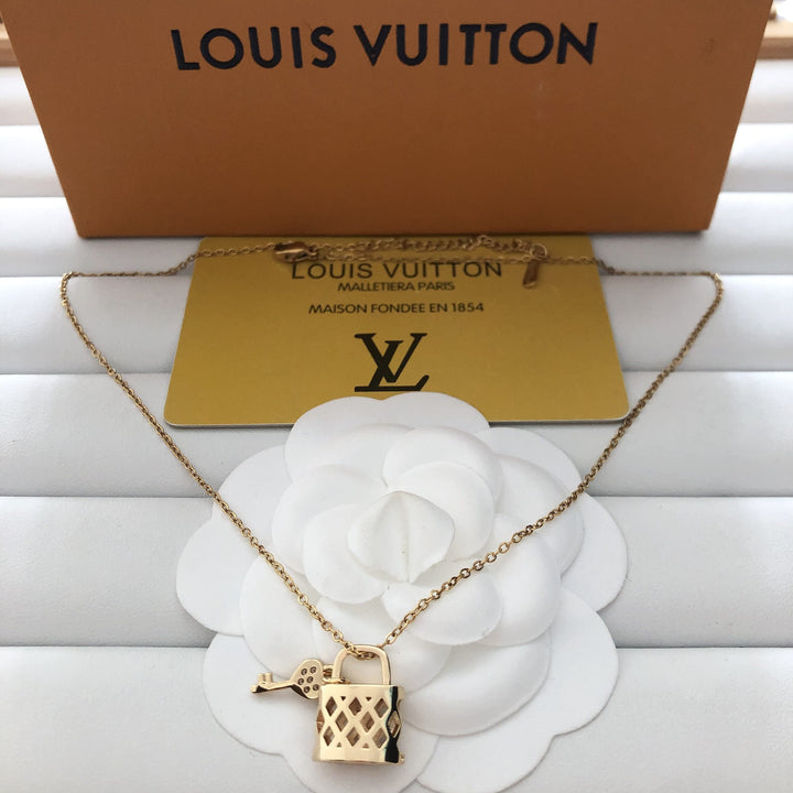 Fashionable Gold Chain Pendant Necklace