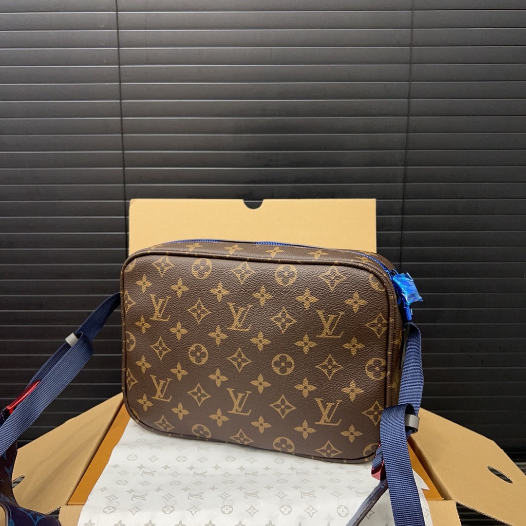 Classic four-leaf clover pattern messenger bag