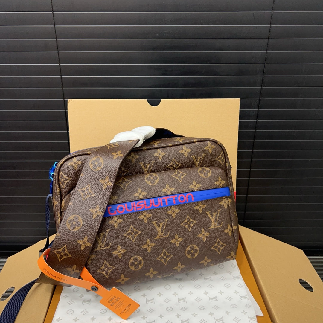 Classic four-leaf clover pattern messenger bag