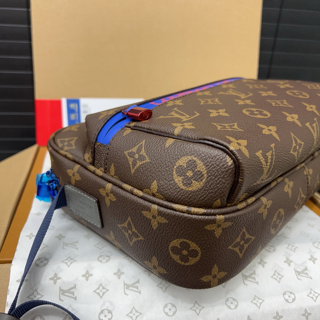 Classic four-leaf clover pattern messenger bag