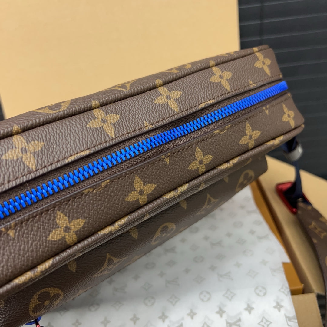 Classic four-leaf clover pattern messenger bag