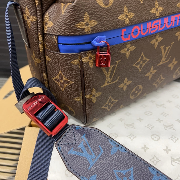 Classic four-leaf clover pattern messenger bag