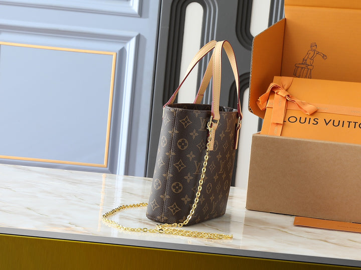 New iconic letter tote bag