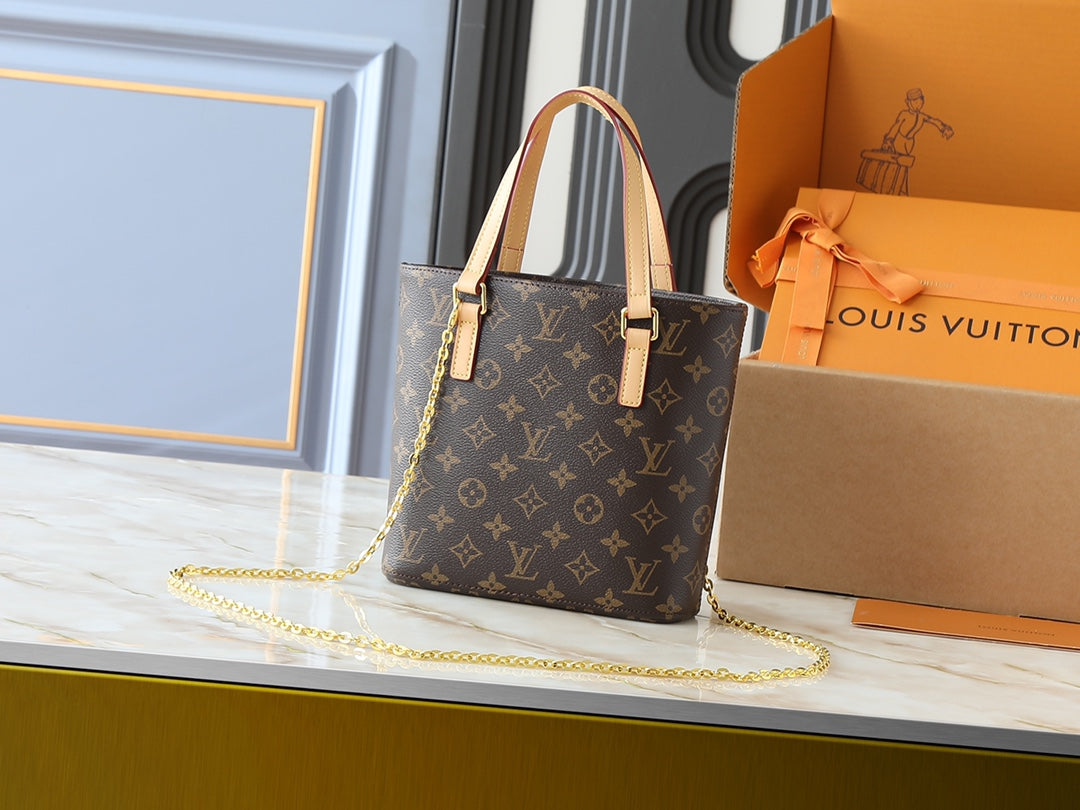 New iconic letter tote bag