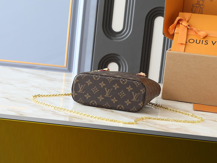 New iconic letter tote bag