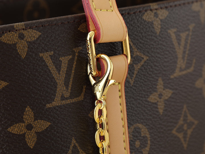 New iconic letter tote bag