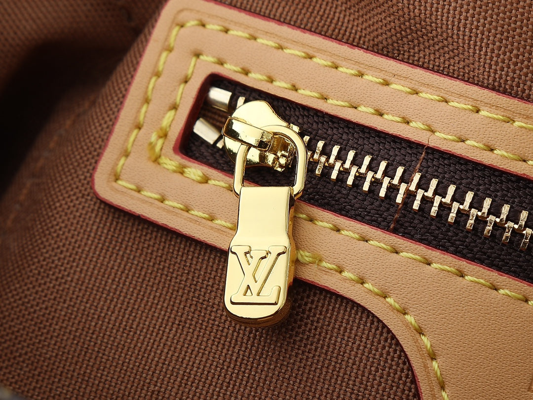 New iconic letter tote bag