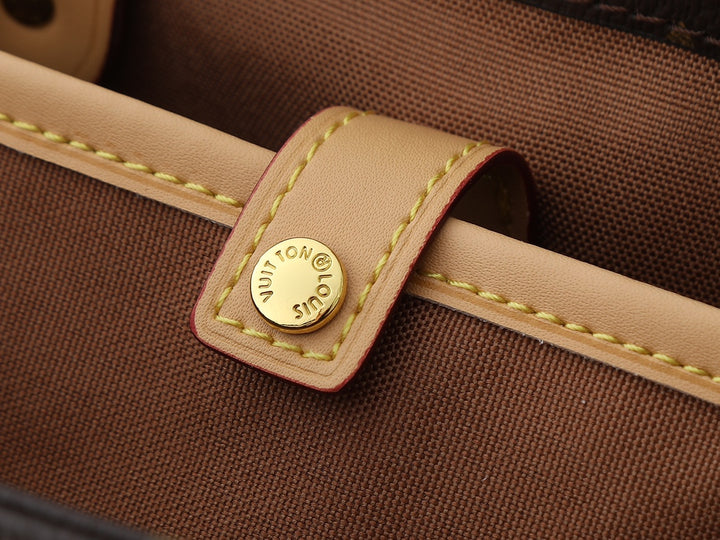 New iconic letter tote bag