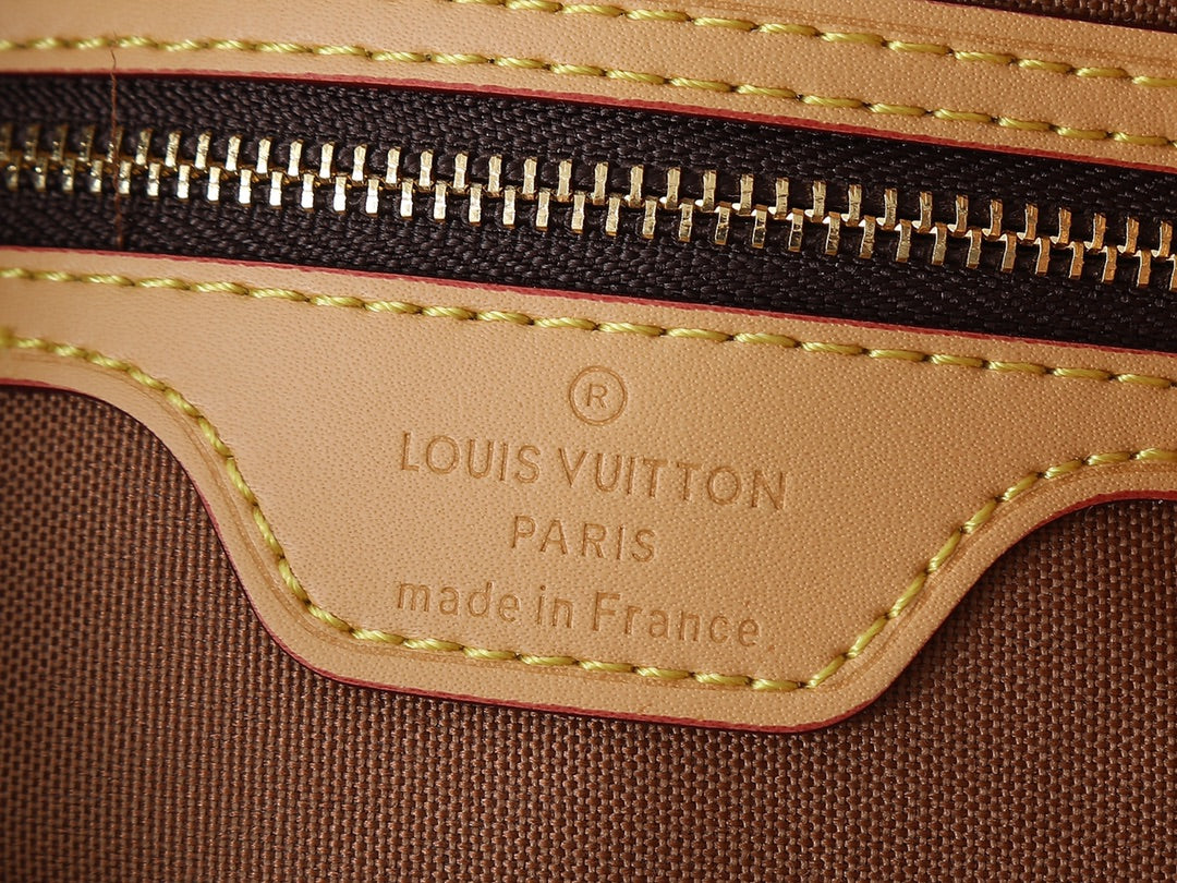 New iconic letter tote bag