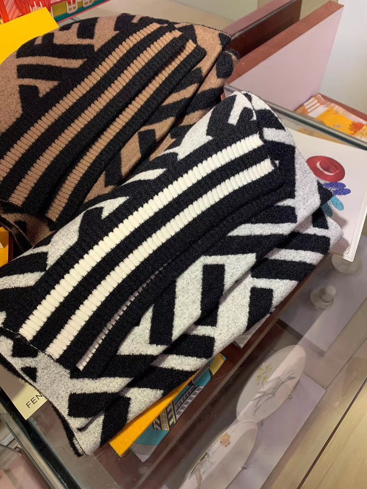 Two-color double F-striped scarf