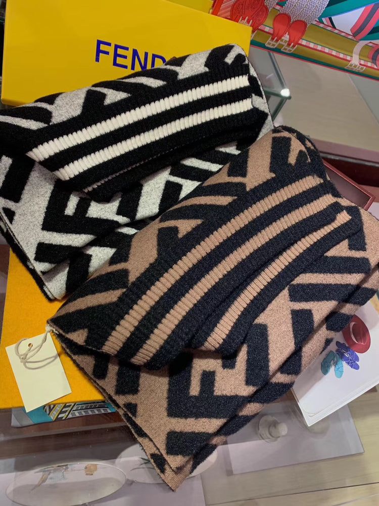 Two-color double F-striped scarf