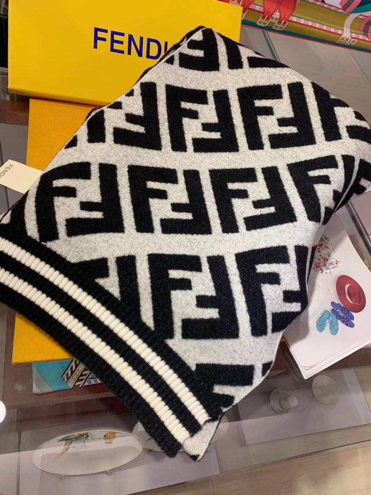 Two-color double F-striped scarf