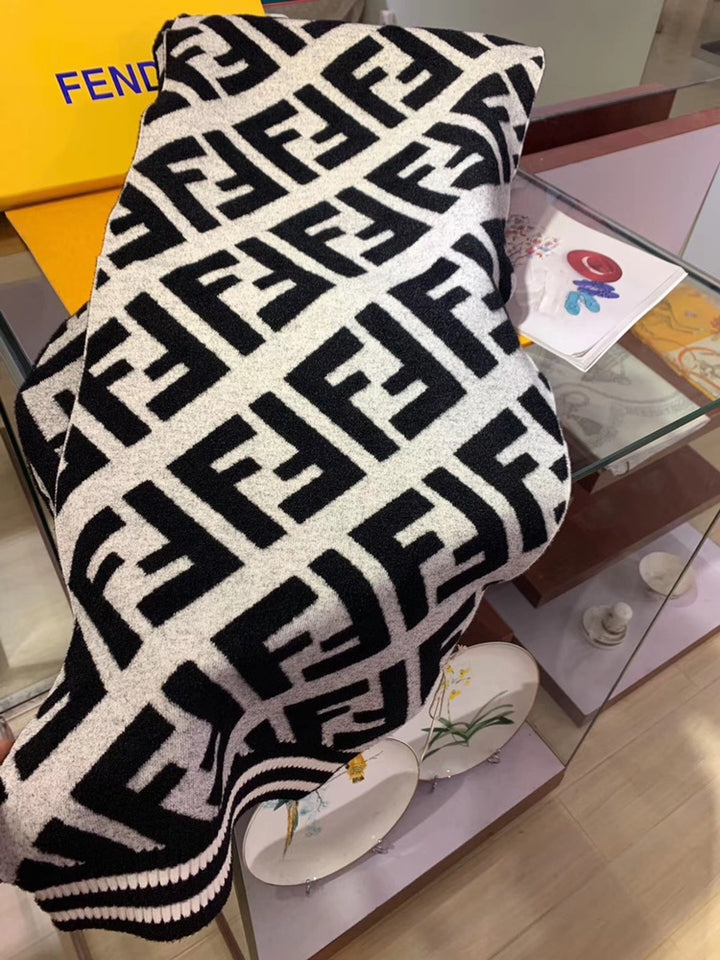 Two-color double F-striped scarf