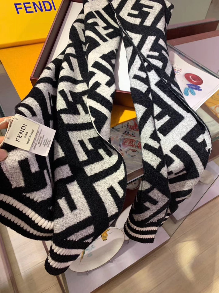 Two-color double F-striped scarf