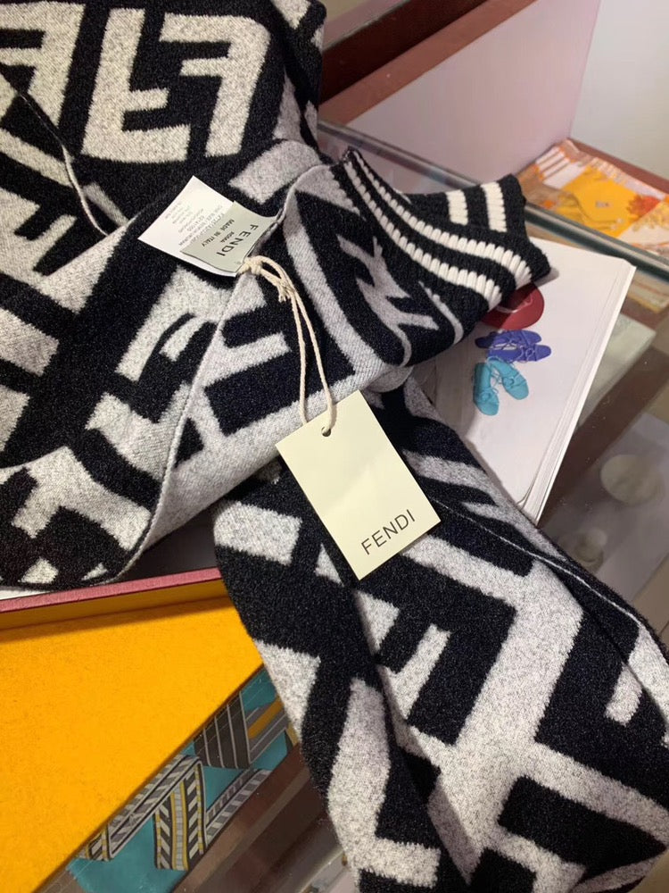 Two-color double F-striped scarf