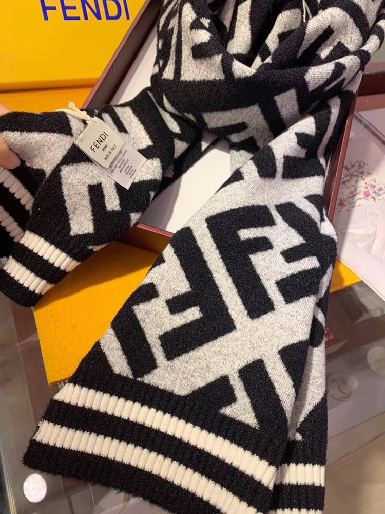 Two-color double F-striped scarf