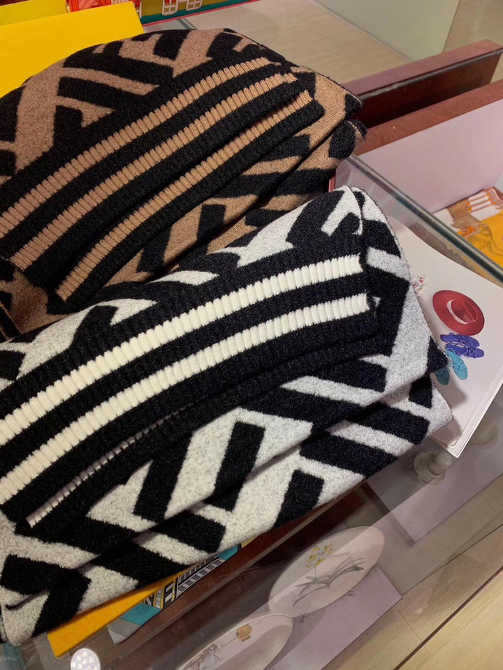 Two-color double F-striped scarf