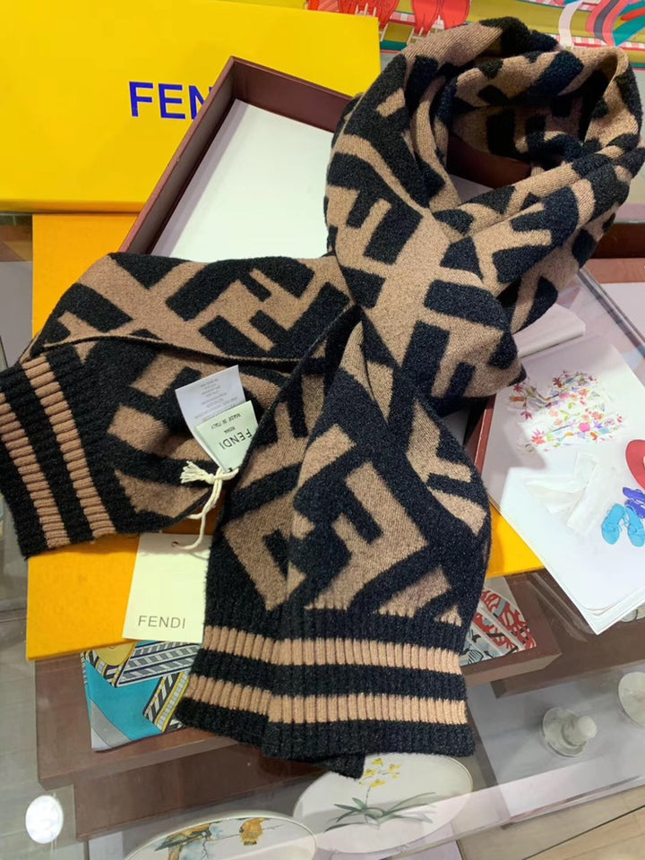 Two-color double F-striped scarf