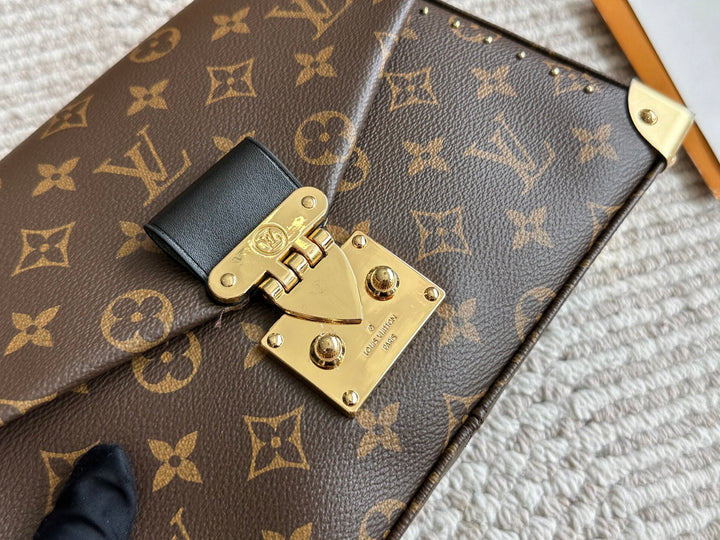 Unique Brown Floral Pattern Buckle Handbag
