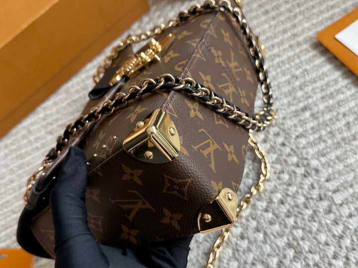 Unique Brown Floral Pattern Buckle Handbag