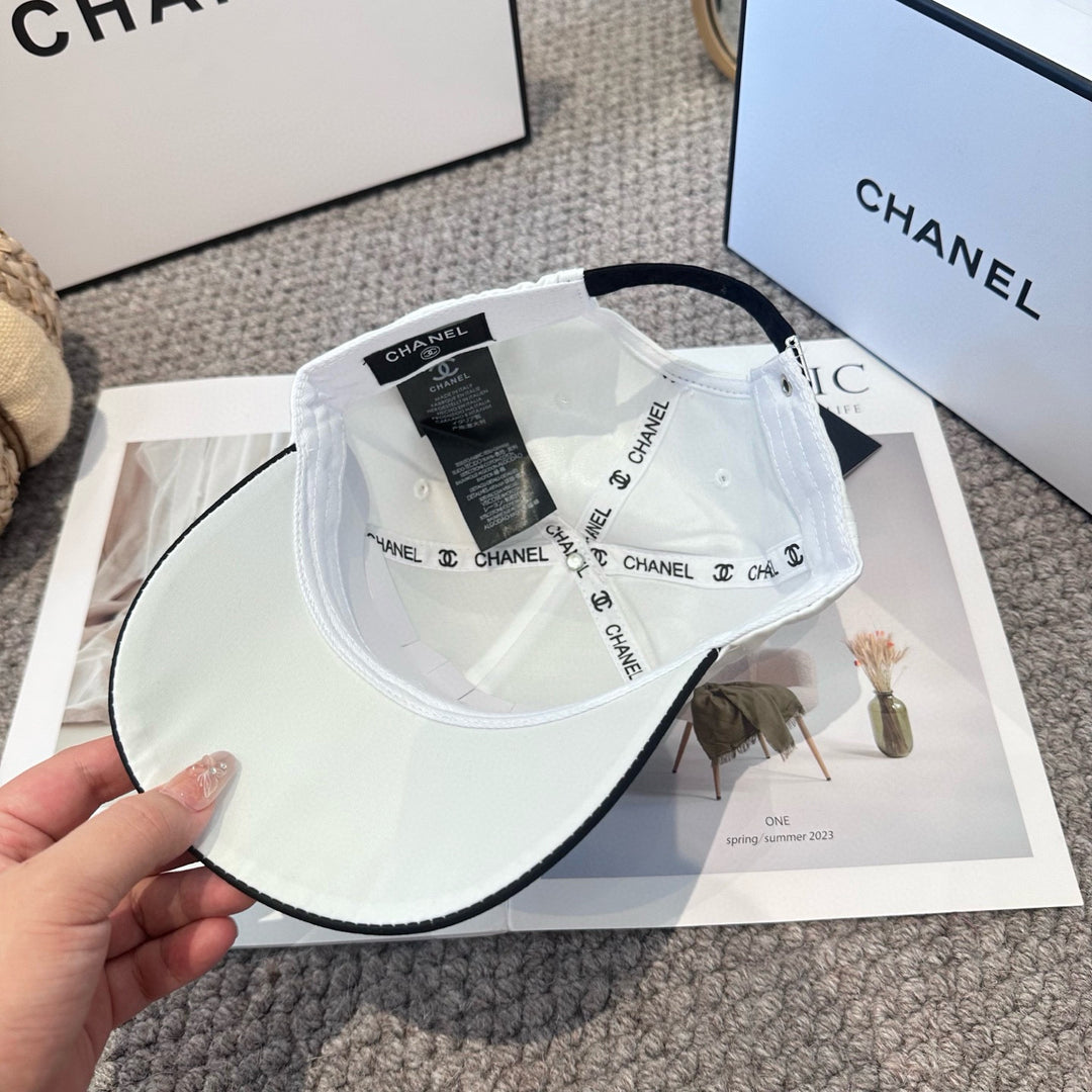 Elegant Color-Blocked Letter Print Hat